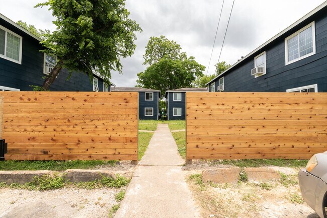 Building Photo - Beautiful 2 bed 1 bath just minutes from downtown, UH, and the medical center