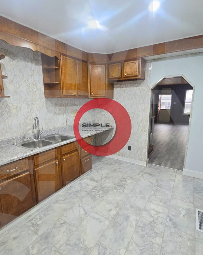 Building Photo - 5 Bedroom 1.5 bath house