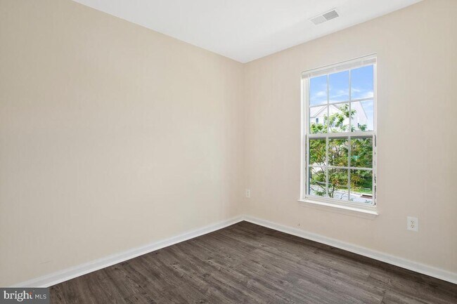 Building Photo - 7641 Fairbrook Rd