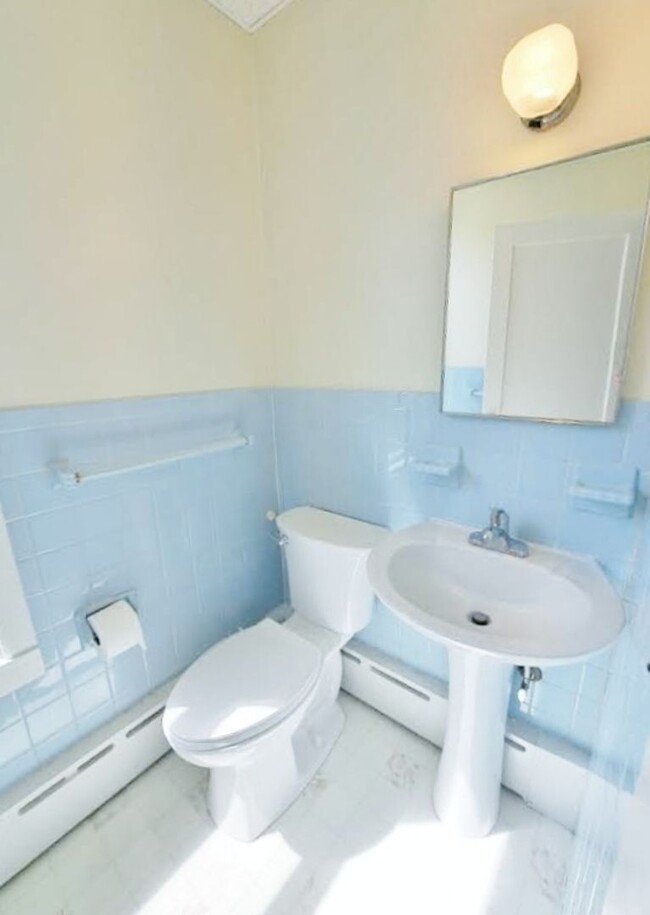 Building Photo - 3 Bed / 1-1/2 Bath Single Family w/2 Car G...