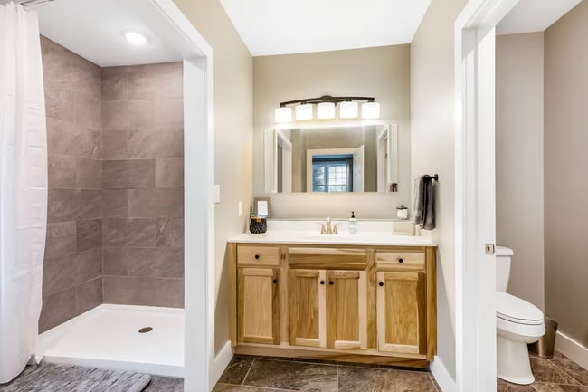 Building Photo - 4 Bedroom in Waterbury, VT Available on 7/1 (Furnished + Utilities included)