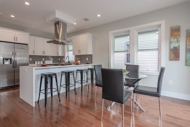 Building Photo - 71 Savin St