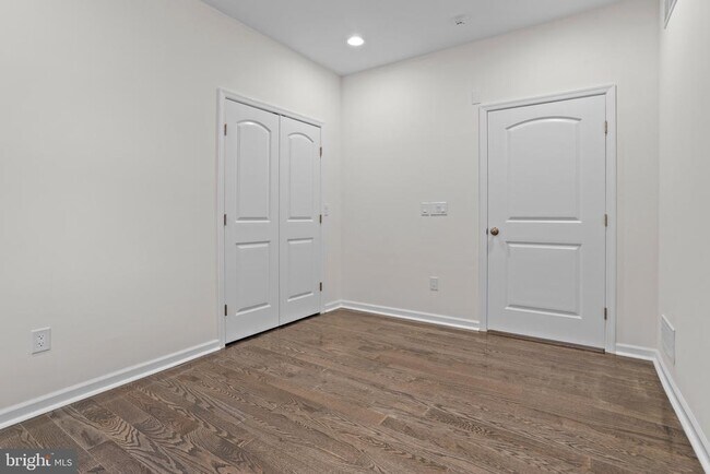 Building Photo - 819 11th Ave