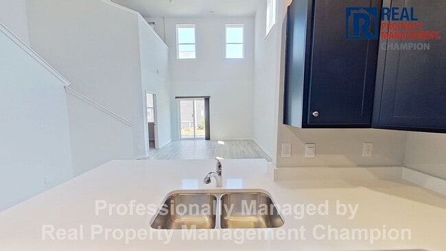 Building Photo - Beautiful and Spacious End Unit Townhouse