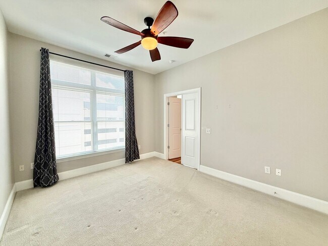 Building Photo - Luxurious Downtown Raleigh Condo with High...