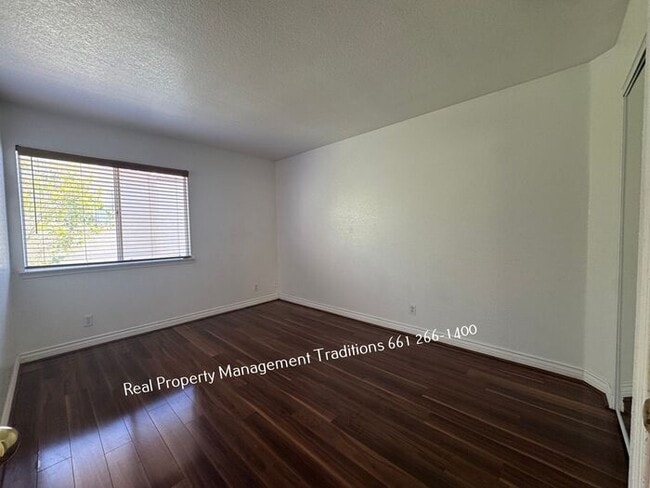 Building Photo - Stylish 3 Bed 2 Bath