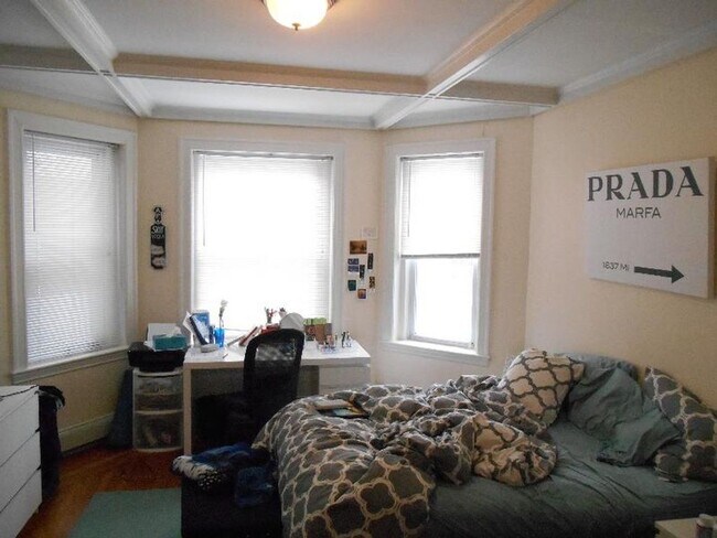 Building Photo - No Brokers Fee, Central BU Location! Walk to School, Central Campus. Central Heat/AC, Laundry on ...