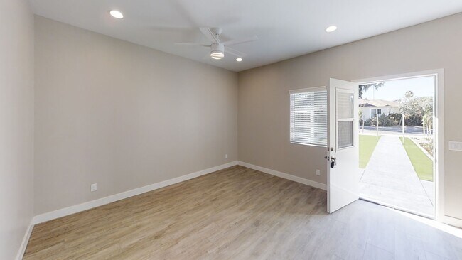 Building Photo - 4BD/2BA, Private Yard!