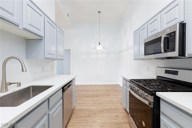 Building Photo - 2305 W Horizon Ridge Pkwy