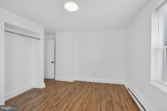 Building Photo - 1733 W Oxford St