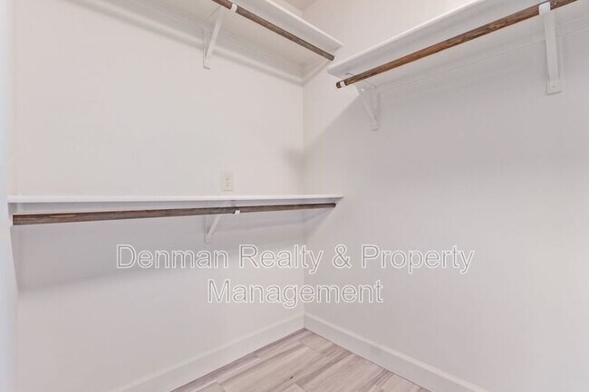 Building Photo - 1513 E Earll Dr