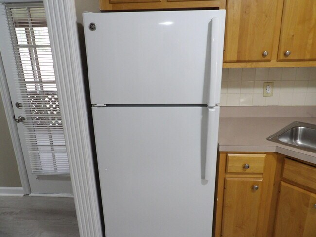 Building Photo - 244 Meadowview Dr