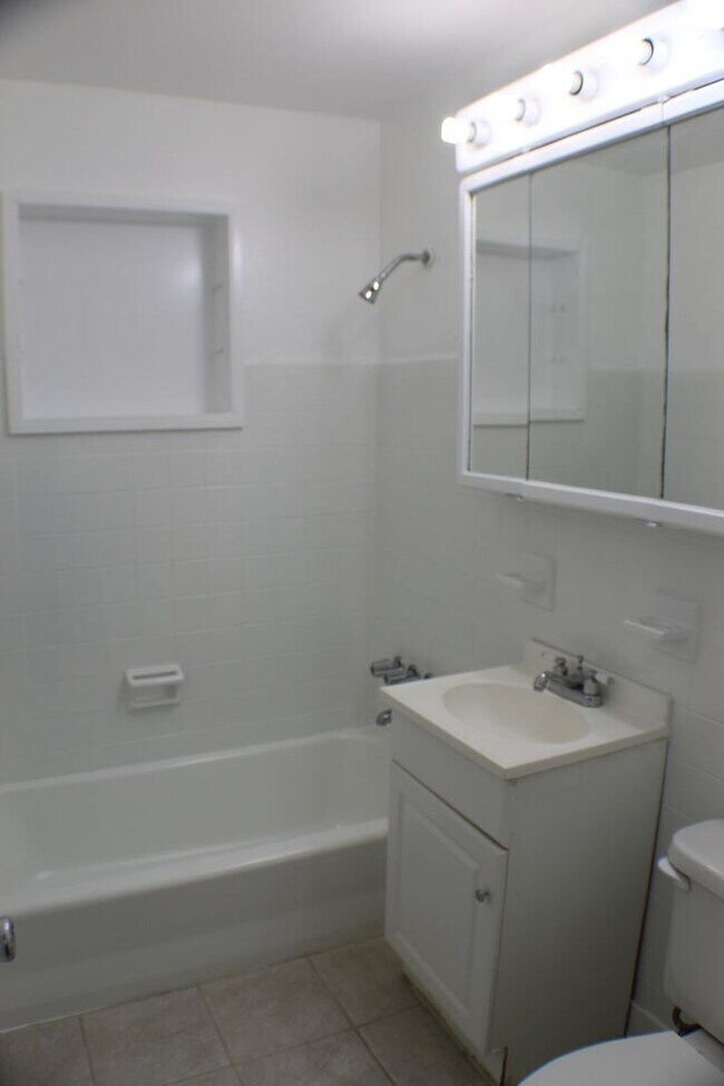 Building Photo - 3 bed 2 bath house