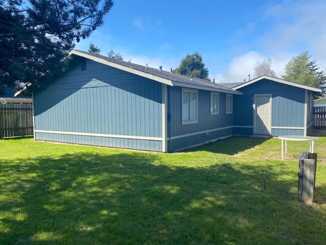 Building Photo - ARCATA! FULLY REMODELED 3 bedroom / 1.5 ba...