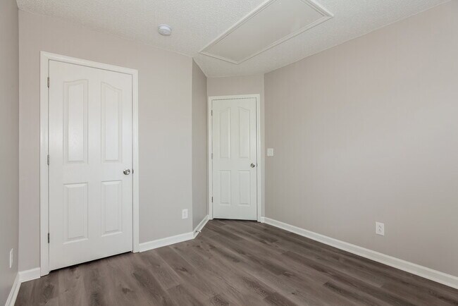 Building Photo - 9809 Holly Park Dr