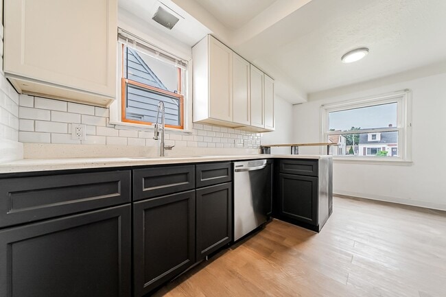 Primary Photo - Beautiful 3 beds, 1.5 bathroom home with b...