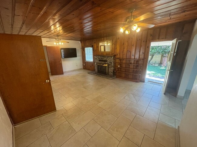 Building Photo - 3 dwelling property located in Rio Linda