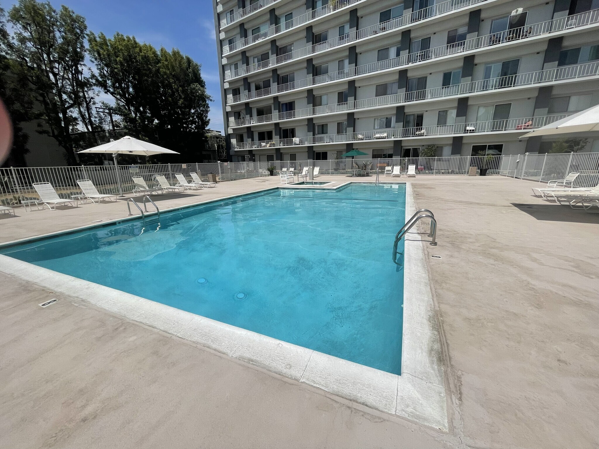 Building Photo - 100 S Doheny Dr