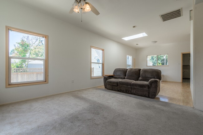 Building Photo - Large Single Family Home