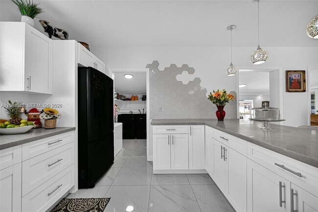 Building Photo - 756 W 53rd St