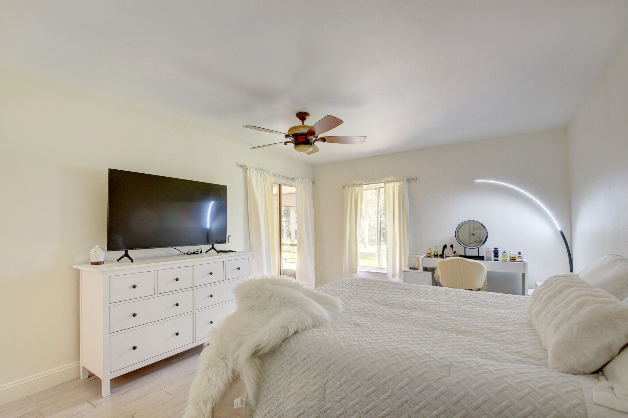 Building Photo - 4666 Fountains Dr S