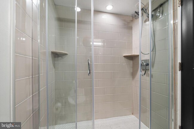 Building Photo - 2526 W Girard Ave