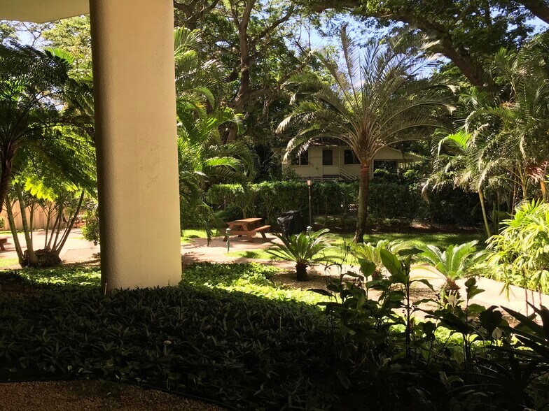 Garden barbecue area - 55 S Judd St