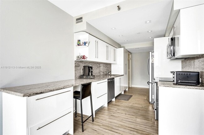 Building Photo - 3000 Island Blvd