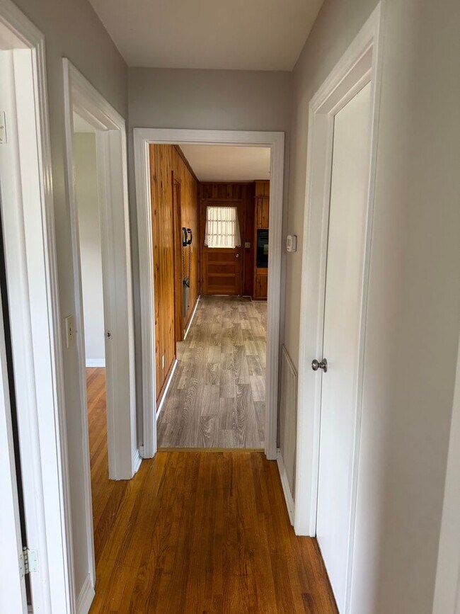 Building Photo - Charming 3-bedroom,1-bath home w/Detached garage for rent in Springfield, Tennessee.