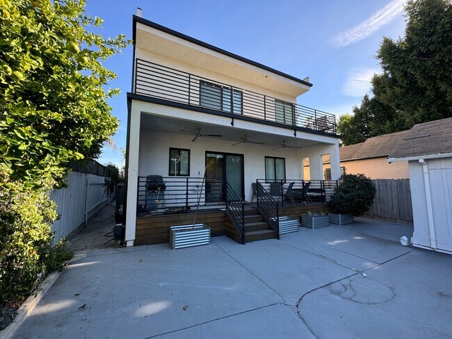 Building Photo - Five Bedroom/Four Bathroom Luxury House in Koreatown