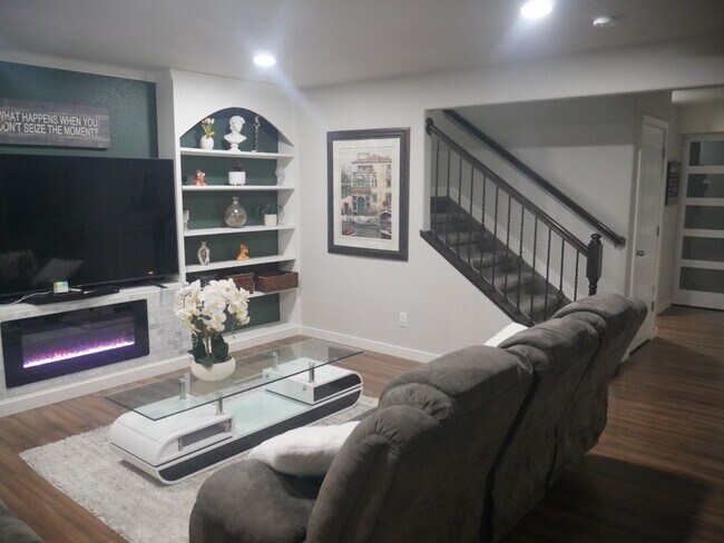 Building Photo - 2 Story Stunner in Widefield - $2750/Mos P...