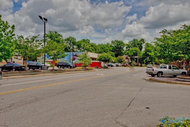 Building Photo - 1328 Oshaughnessy Ave NE