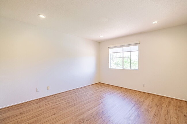 Building Photo - Executive 5-Bedroom Pool Home with Dual Master Suites in Stevenson Ranch