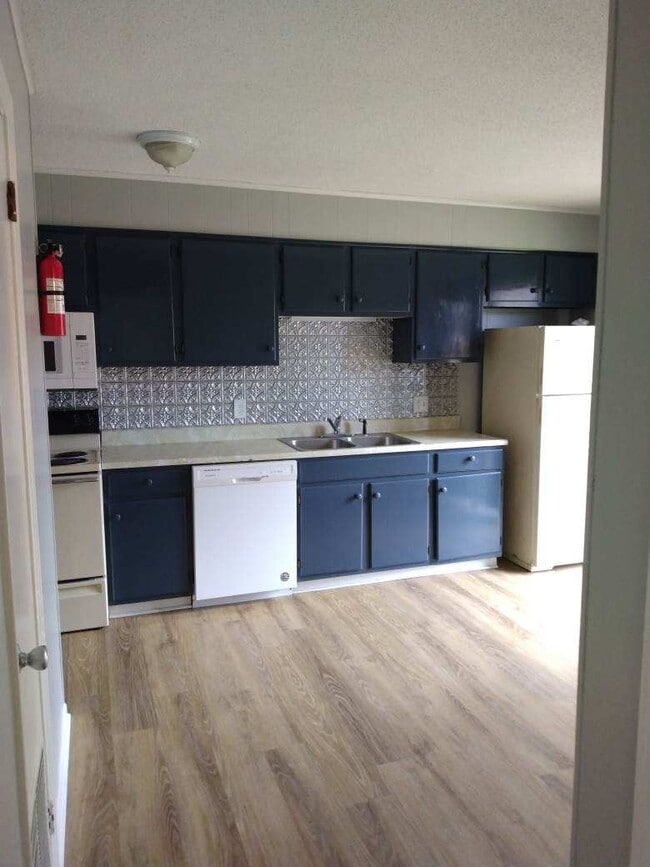 Building Photo - Pirate Cove Apartments 17-22