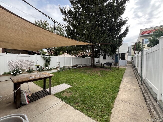 Building Photo - 61-20 55th Dr