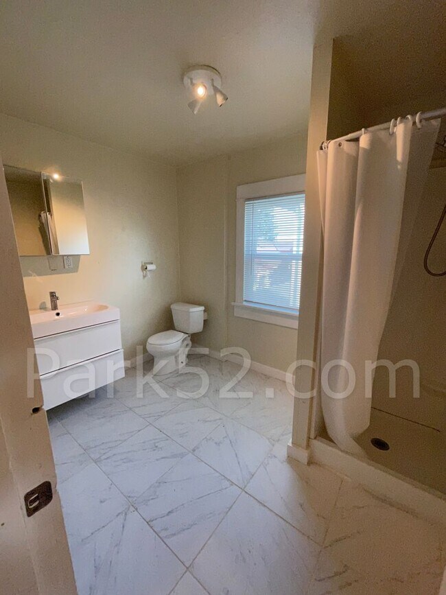 Building Photo - 2 Bedroom Tacoma Duplex