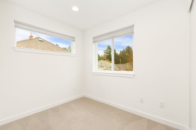 Building Photo - Newer 2 Bedroom Home in the Phinney Area