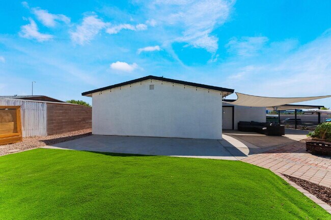 Building Photo - 2 Bedroom 1 bath Single Story Home on Large Lot with Solar and Water Purification