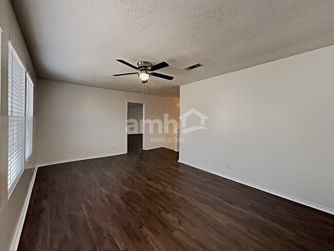 Building Photo - 1012 Montrose Dr