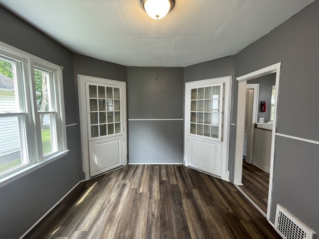 Building Photo - 730 Noble Ave