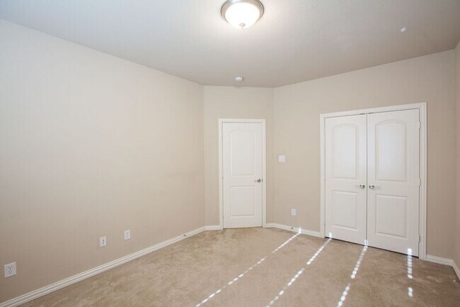 Building Photo - 528 S Greenville Ave