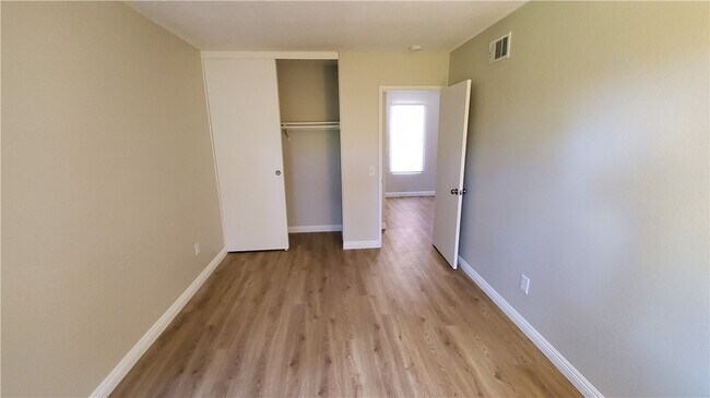 Building Photo - 1460 W Badillo St