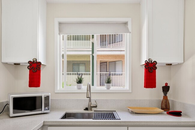 Building Photo - Charming 1 Bedroom Condo Just Blocks from the Beach!