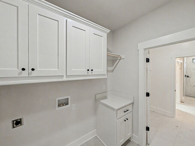 Building Photo - Beautiful New Build with Style