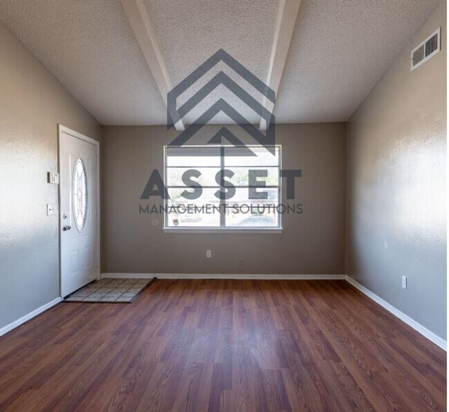 Building Photo - Cute 4 bedroom House