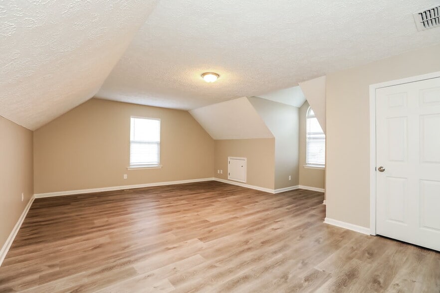 Building Photo - 510 Pointe Clear Dr