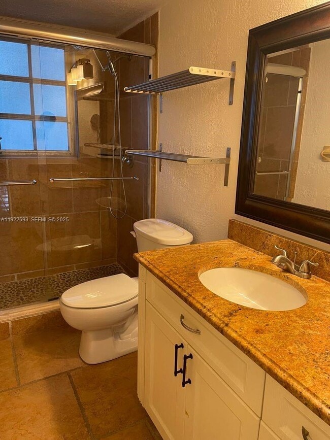 Building Photo - 3141 N Palm Aire Dr