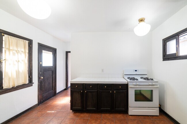 Building Photo - 836 Silverlake Blvd-