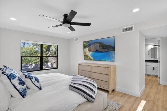 Building Photo - 820 Broken Arrow