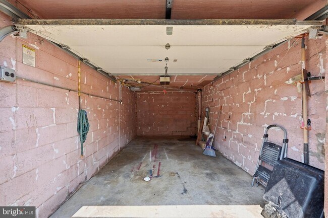 Building Photo - 6623 Tabor Ave